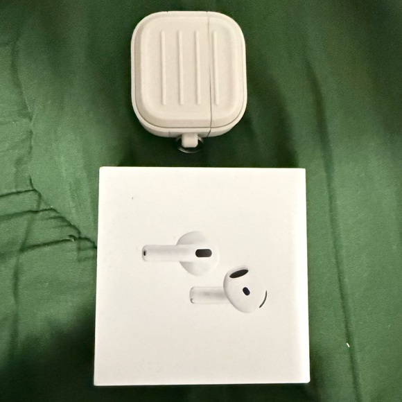 Apple Airpods 4  with Active Noise Cancellation - Picture 1 of 4